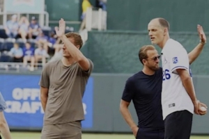 投球水平如何？圖赫爾觀看MLB棒球比賽，並為比賽開球