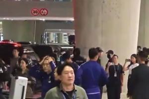 被狂罵！韓國隊在機場遭球迷怒吼輸出：**種洪明甫！年薪吐出來！