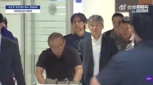 淩晨四點抵達韓國的洪明甫教練，依然躲不過球迷的怒吼聲。