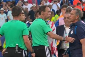 不滿判罰！巴拉圭賽後找裁判理論，終於吃到本場第一張黃牌！