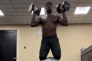 排麵！NBA官推轉發詹姆斯今日瑜伽球舉重訓練視頻：老詹埋頭苦練