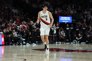開拓者自媒體：楊瀚森勾手證明有技術 減速歐洲步能否在NBA施展？
