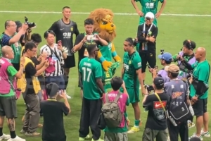 巴坎布賽後與張玉寧、侯森熱情問候，並進行了謝場感謝北京球迷-j9