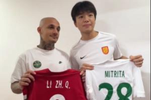 言歸於好！米特裏策李鎮全賽後交換球衣，首回合雙方衝突前者染紅