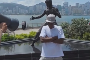 迪班薩開啟中國行！先到中國香港逛菜市場 又與李小龍銅像合影