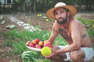 治愈身心！35歲坎普爾因家人相繼離世退役後 現隱居農場每天種菜