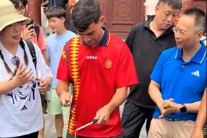玩得如何？佩德裏中國行抖空竹，詹俊現場解說