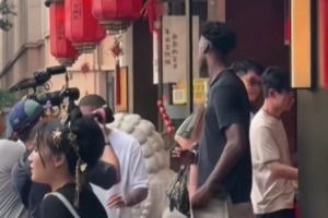 繼續中國行之旅！迪班薩來到北京品嚐糖葫蘆 遊覽故宮興致高